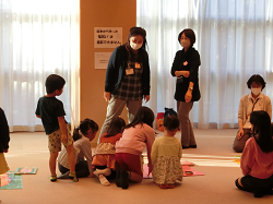 写真:えほん福笑 会の様子 写真:えほん福笑 会の様子