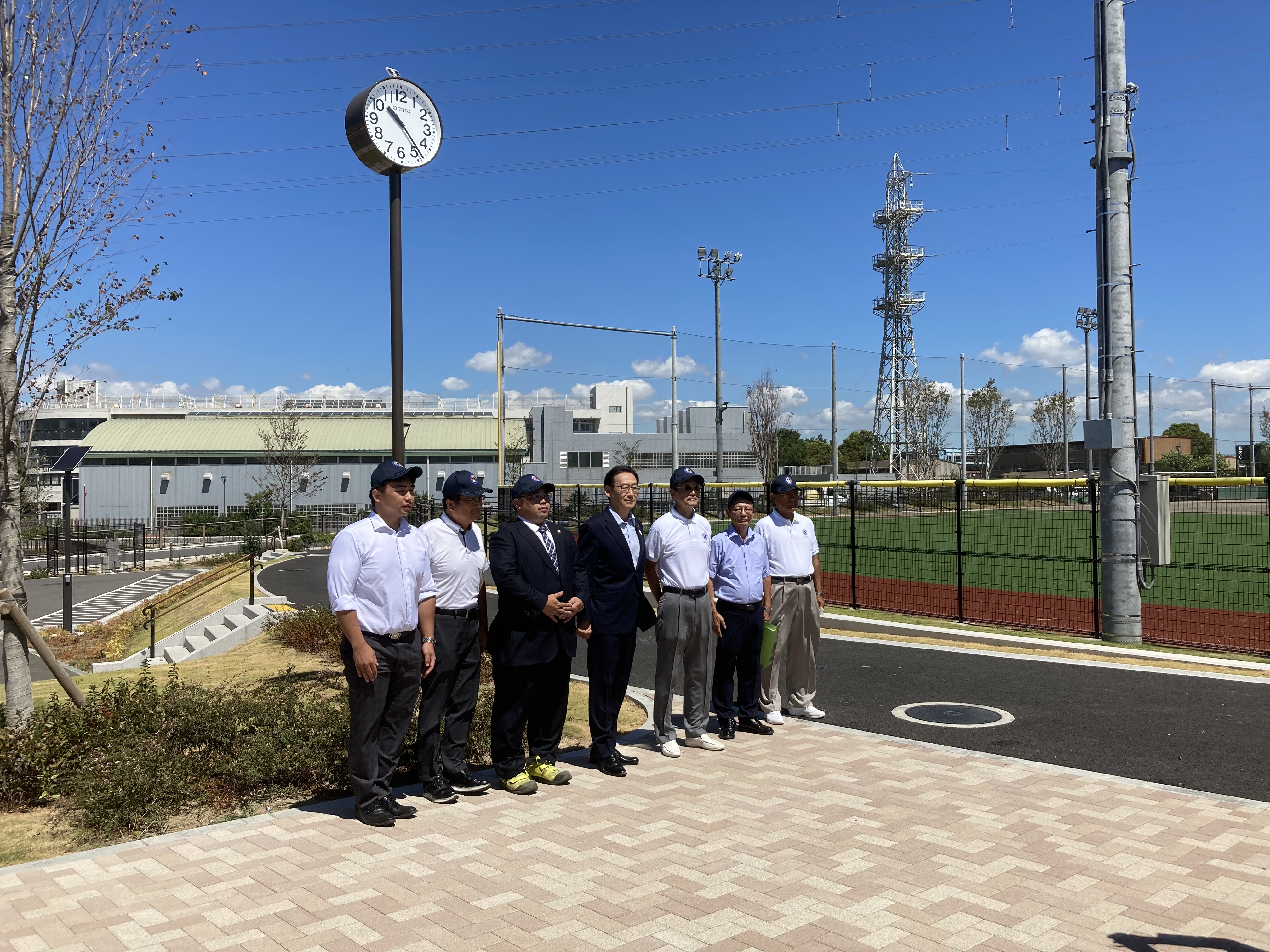 写真：記念写真を撮る市川市長