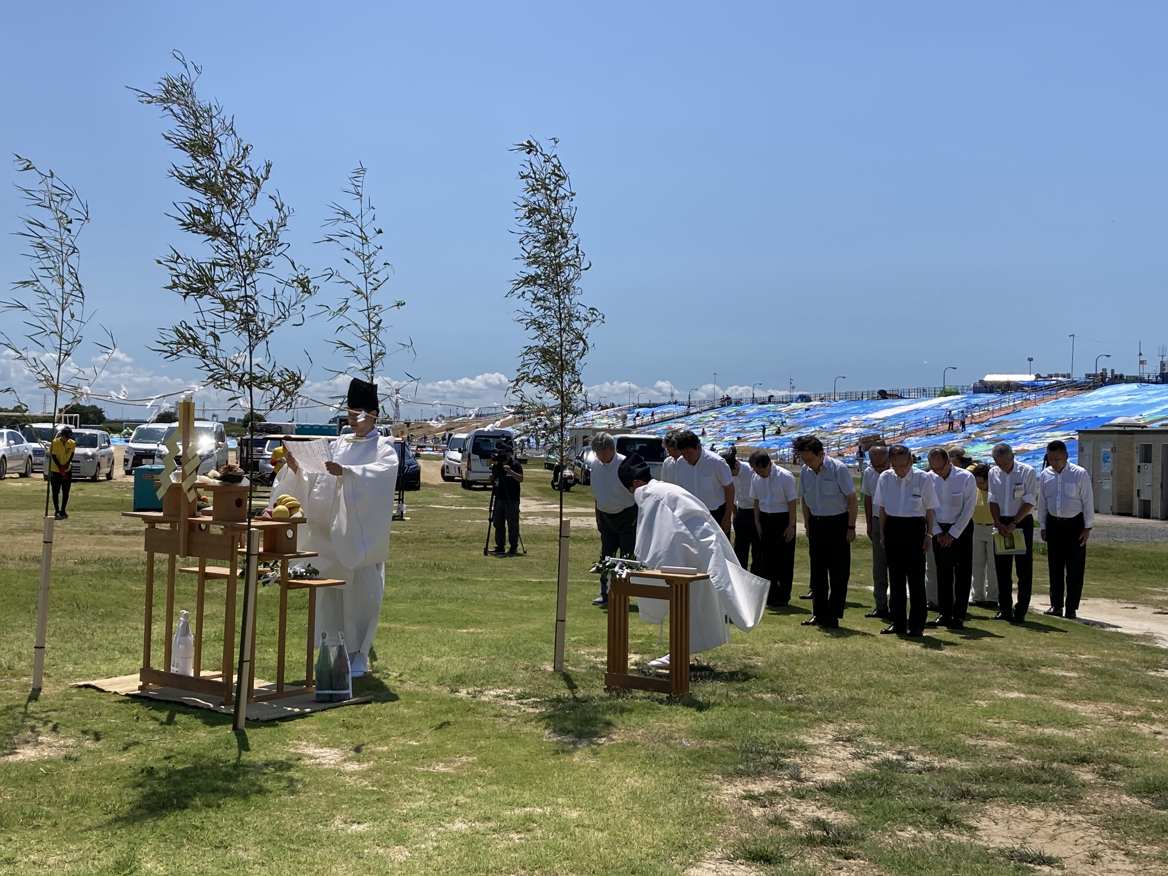 写真:安全祈願をしている神主