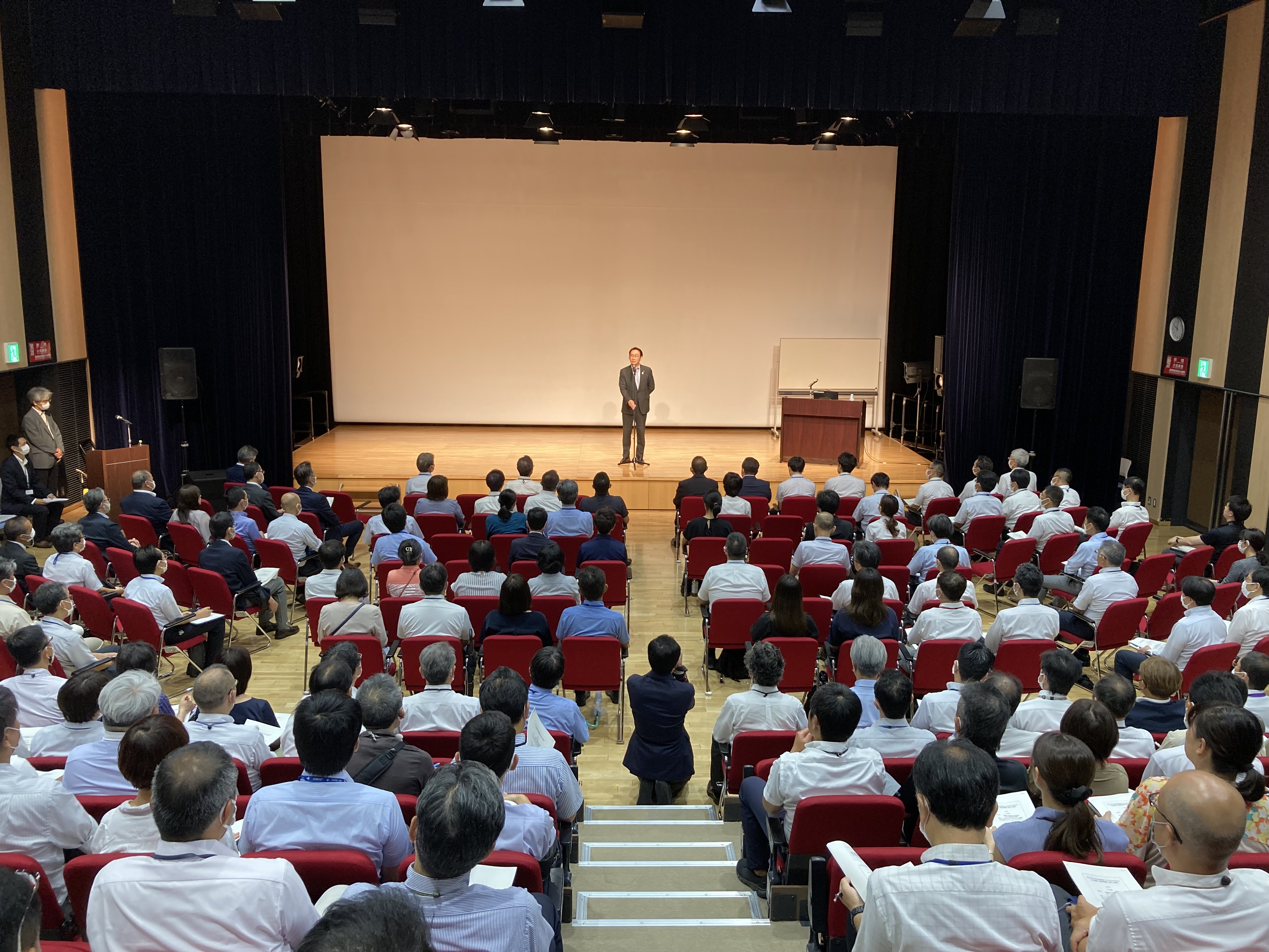 写真:研修会にて講演を行う市川市長