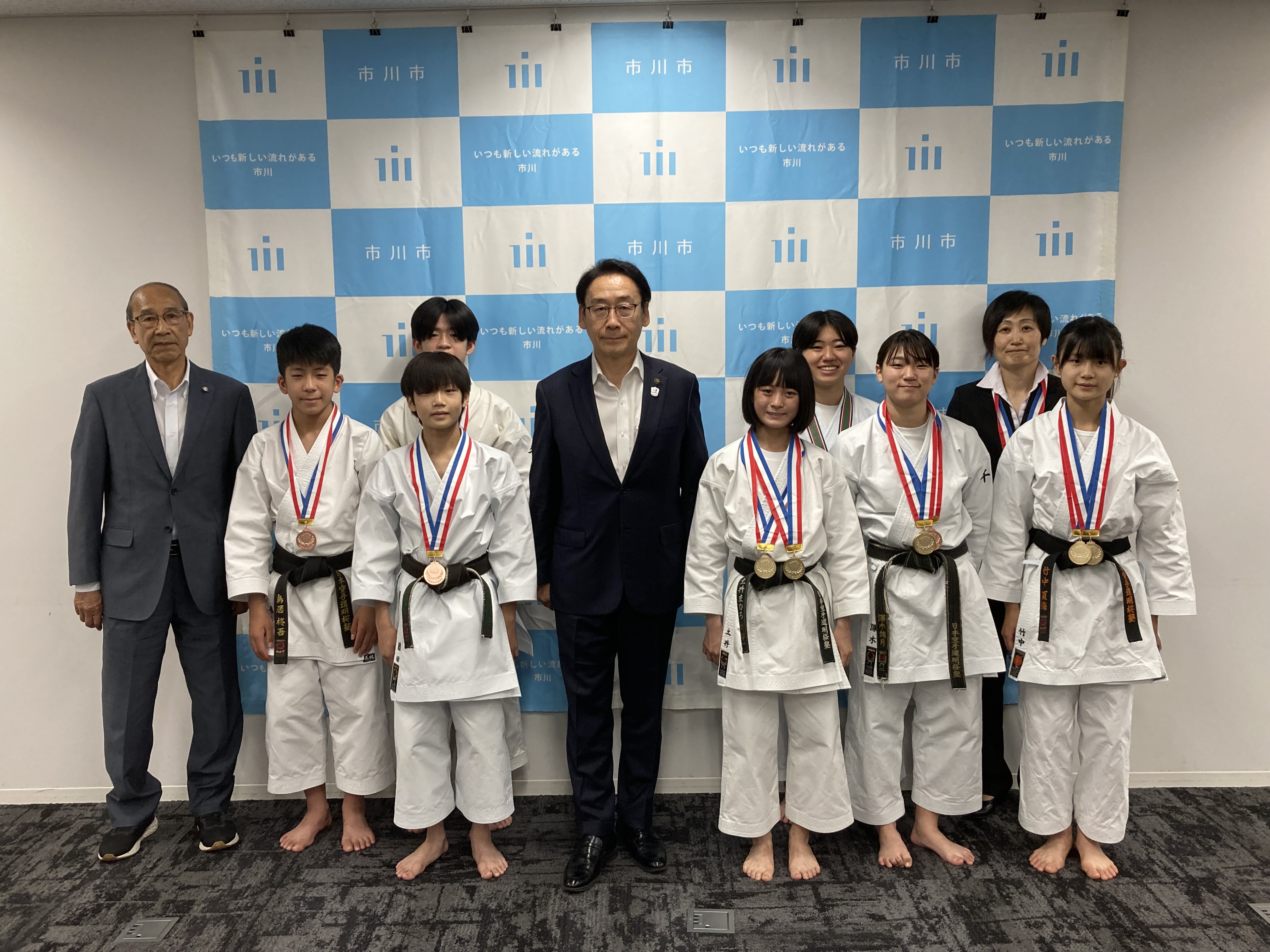 写真:少年団と写真を撮る市川市長