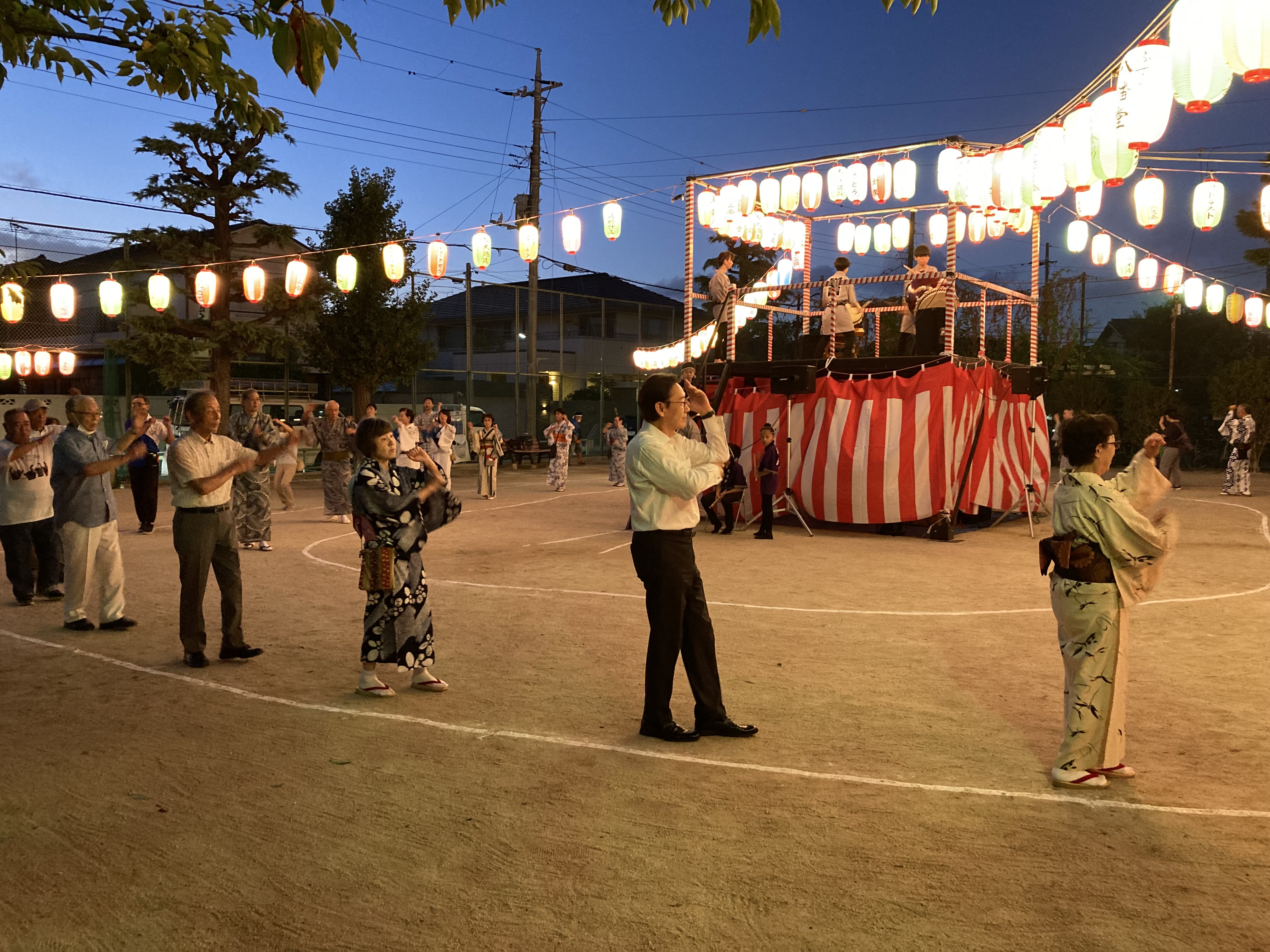 写真：盆踊りを楽しむ市川市長