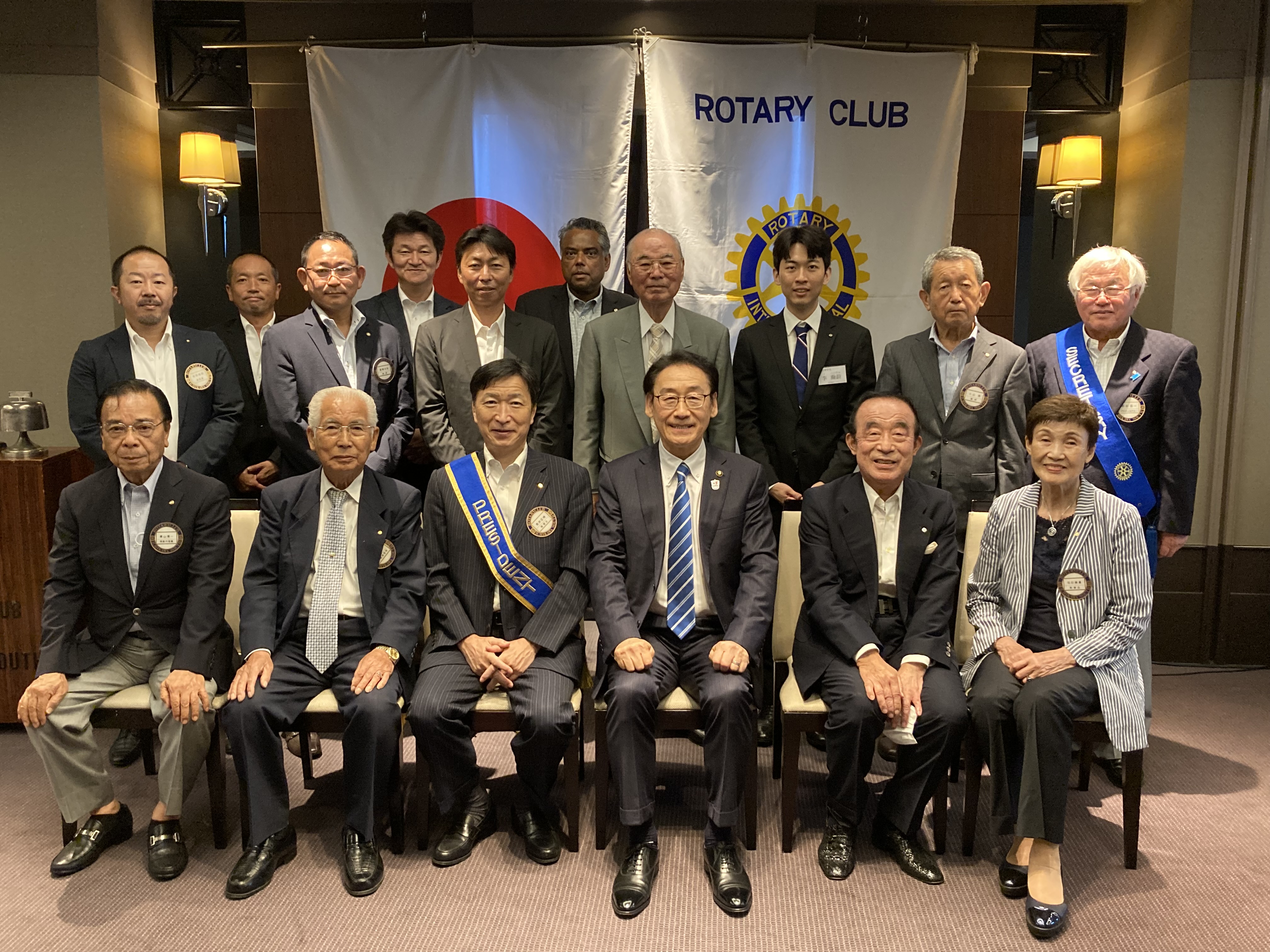 写真:ロータリークラブと写真を撮る市川市長