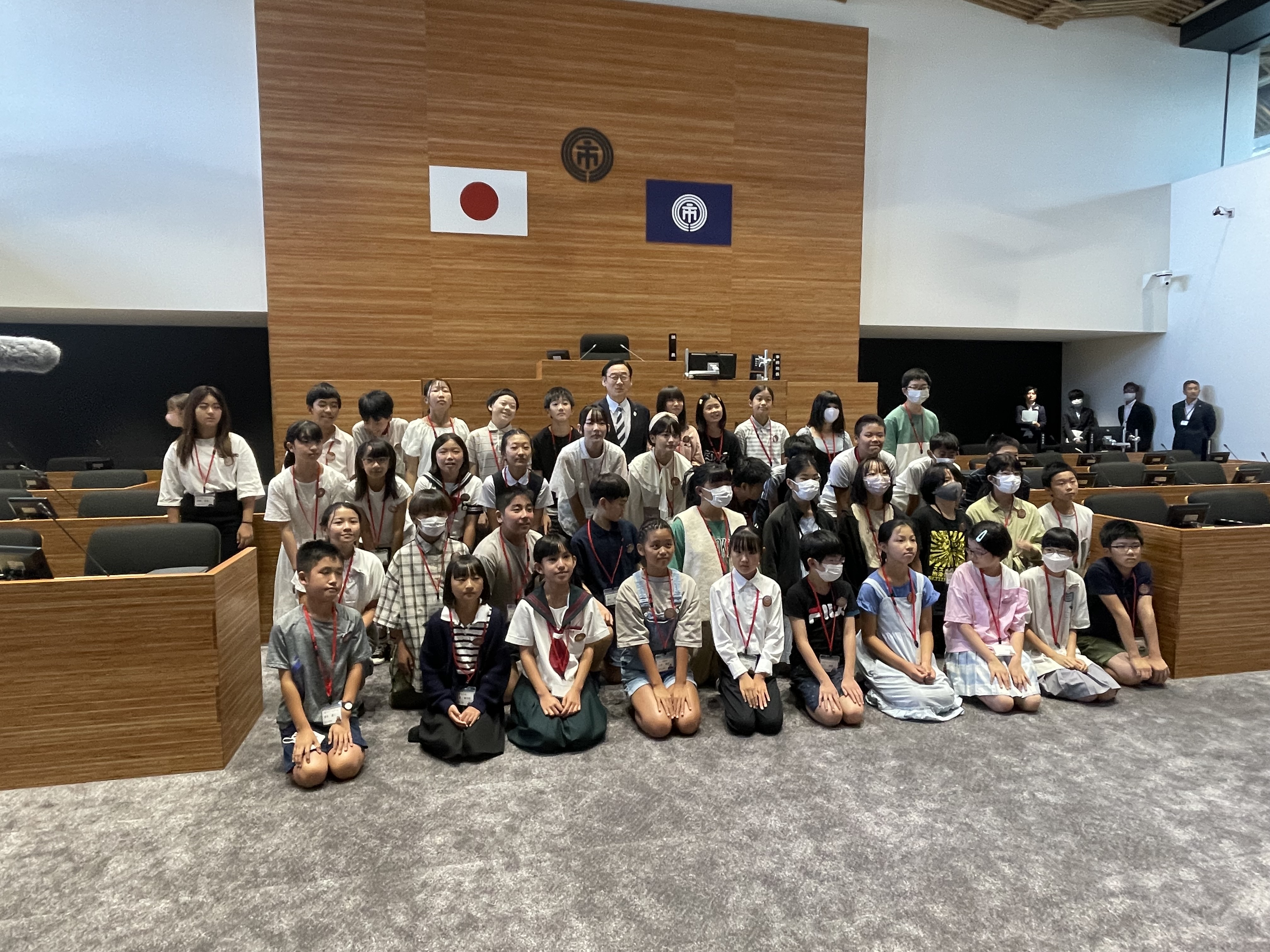 写真:児童議会に参加した児童らと写真を撮る市川市長
