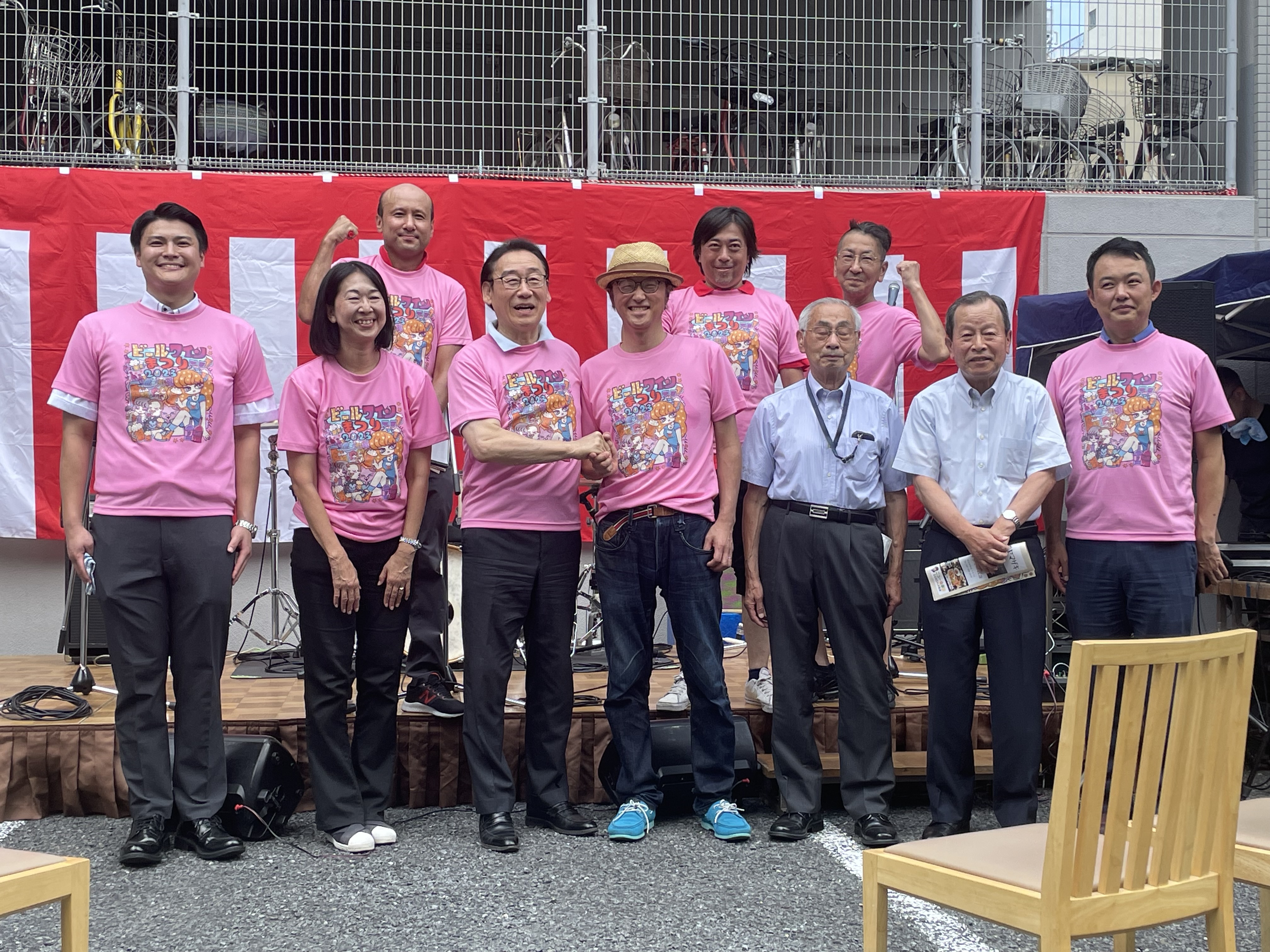 写真:まつりのTシャツを着て写真を撮る市川市長