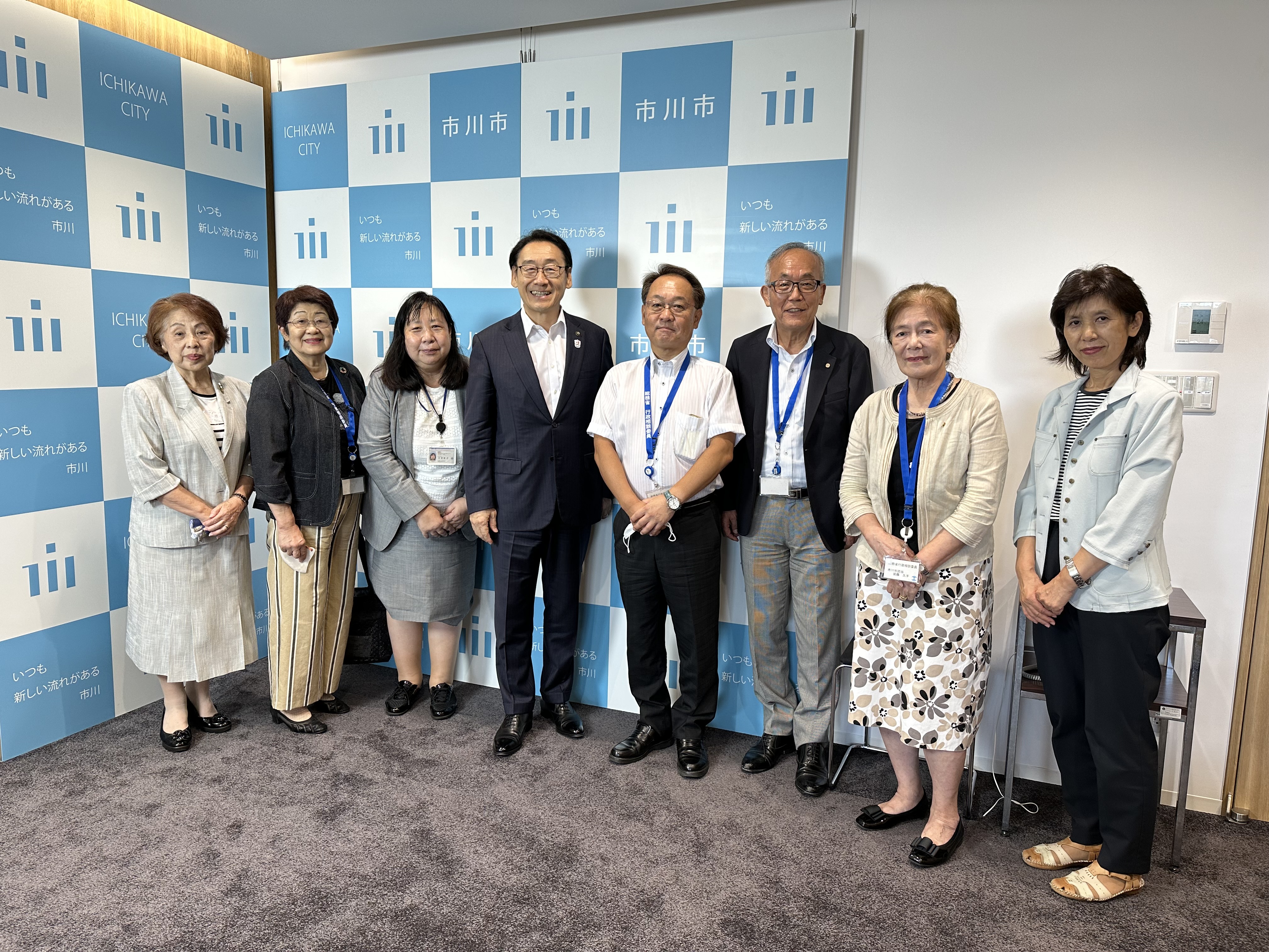 写真:行政相談員と写真を撮る市川市長