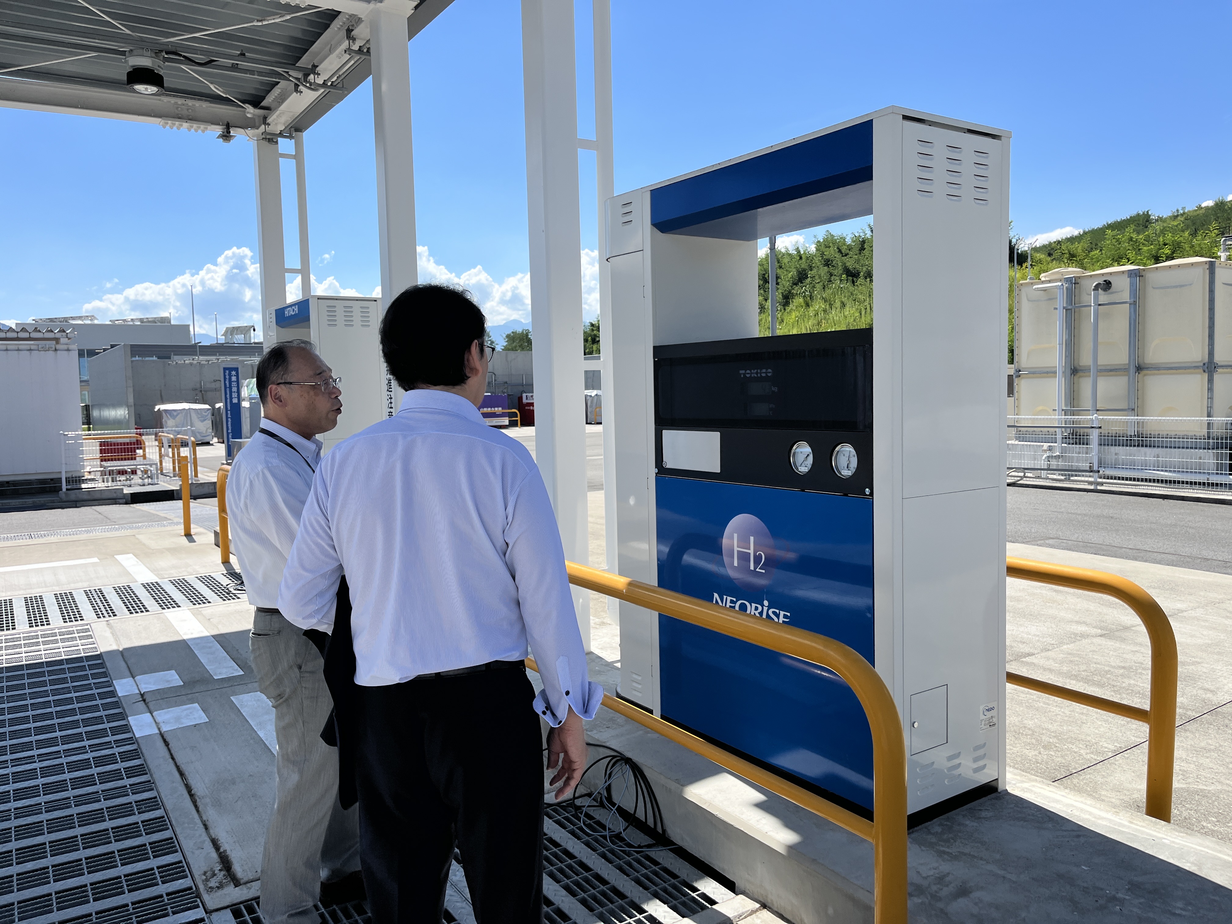 写真:説明を受ける市川市長