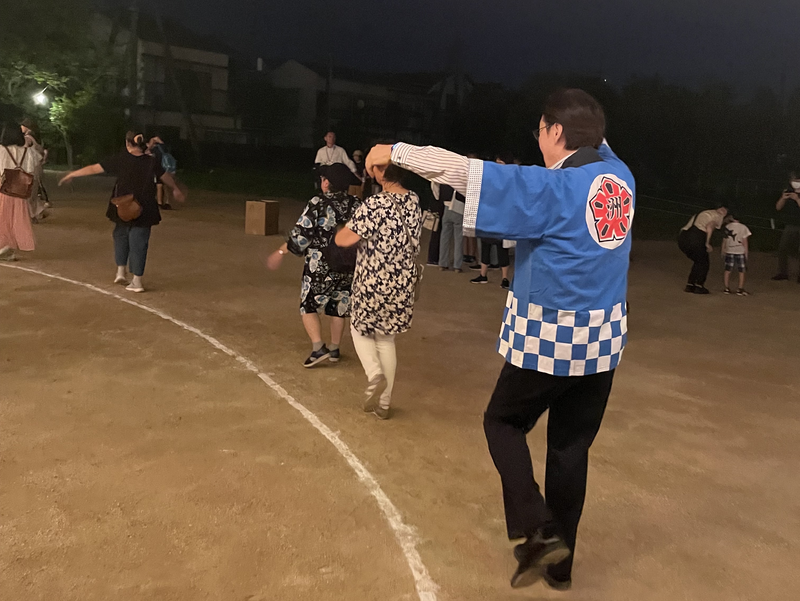 写真：盆踊りを楽しむ市川市長