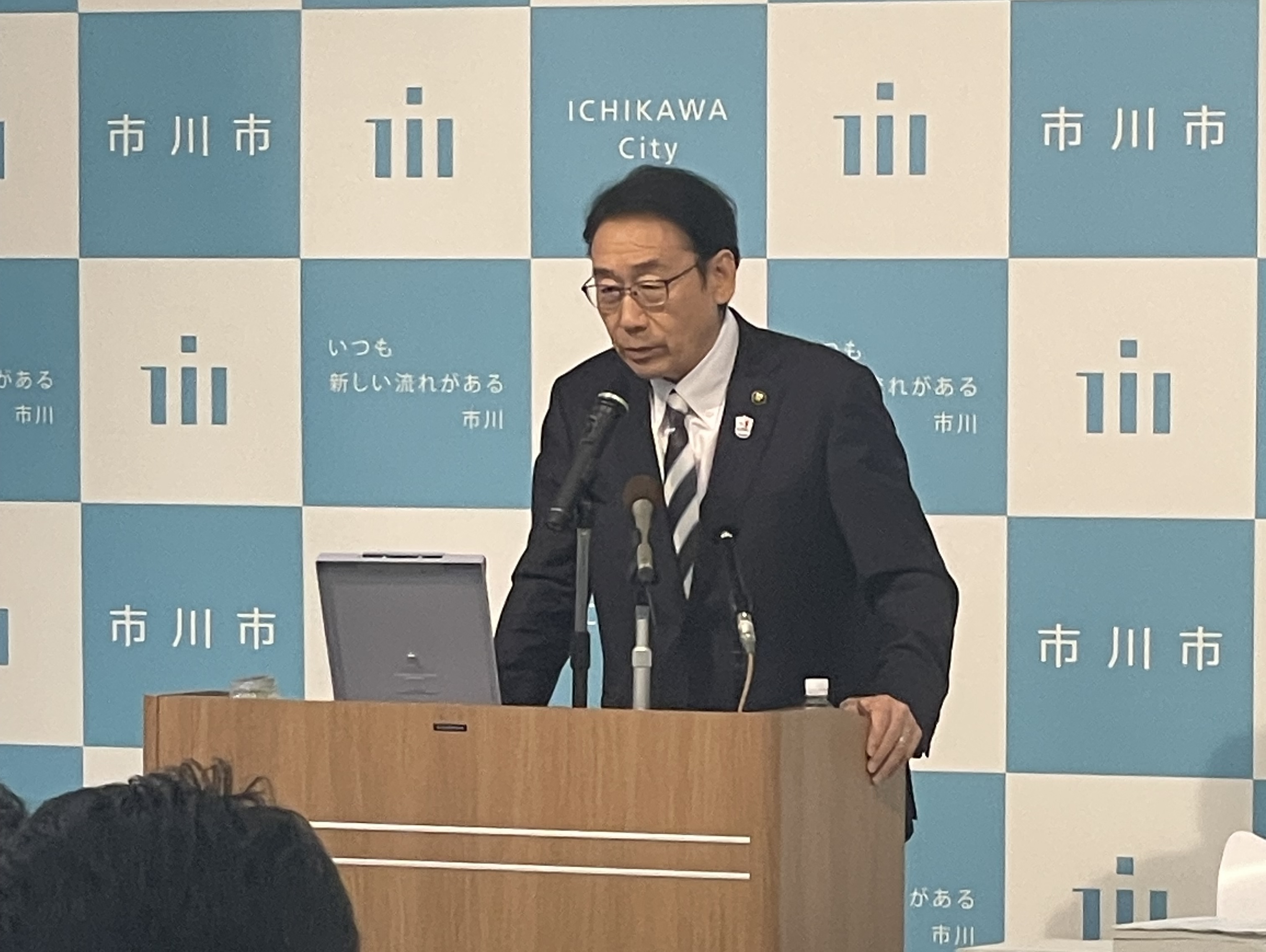 写真:記者会見を行う市川市長