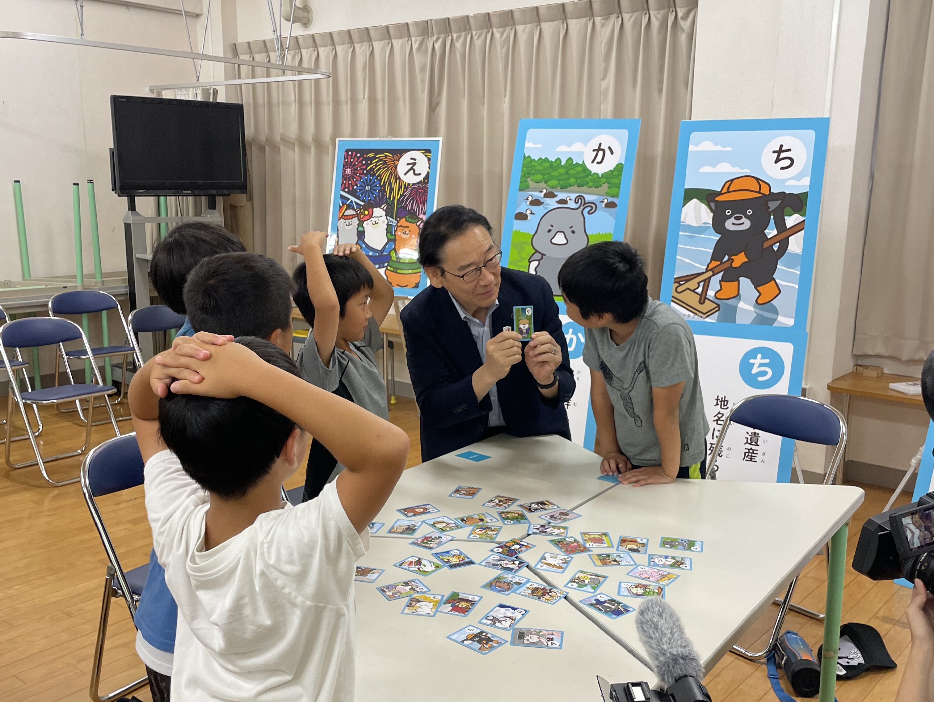 写真:児童らとかるたを楽しむ市川市長