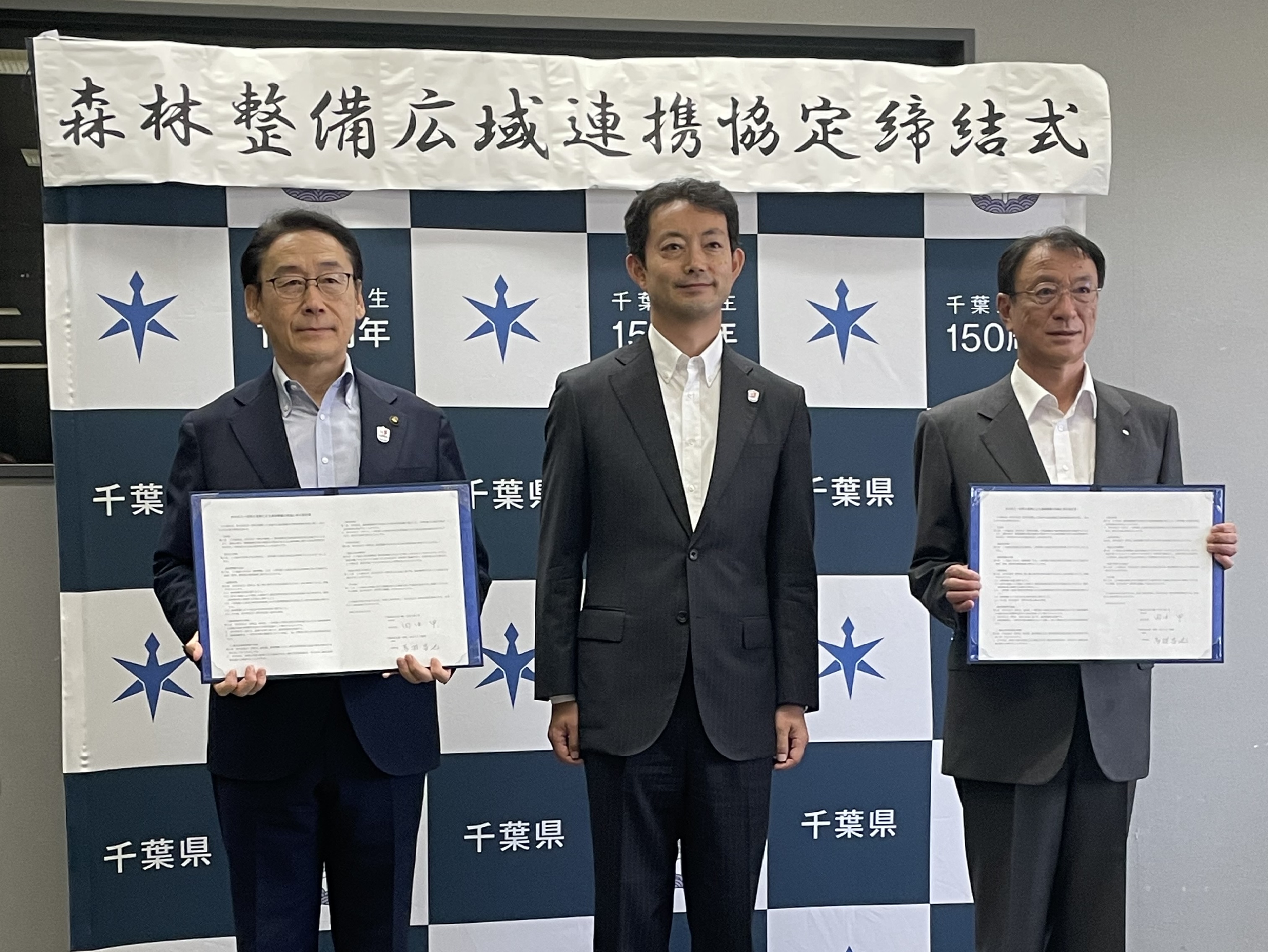 写真:締結式に参加する市川市長