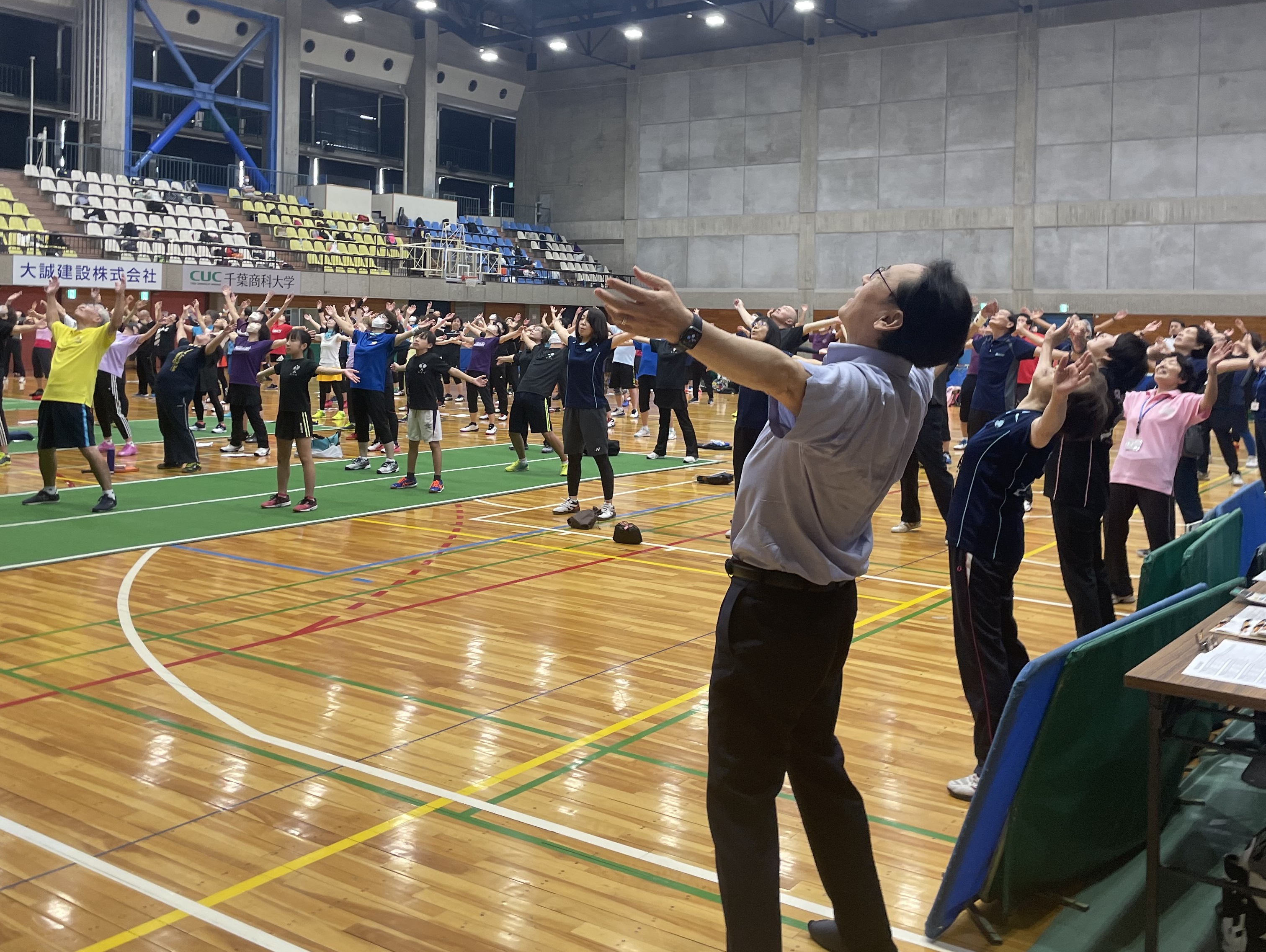 写真:体育館で市民とともに体操を行う市川市長