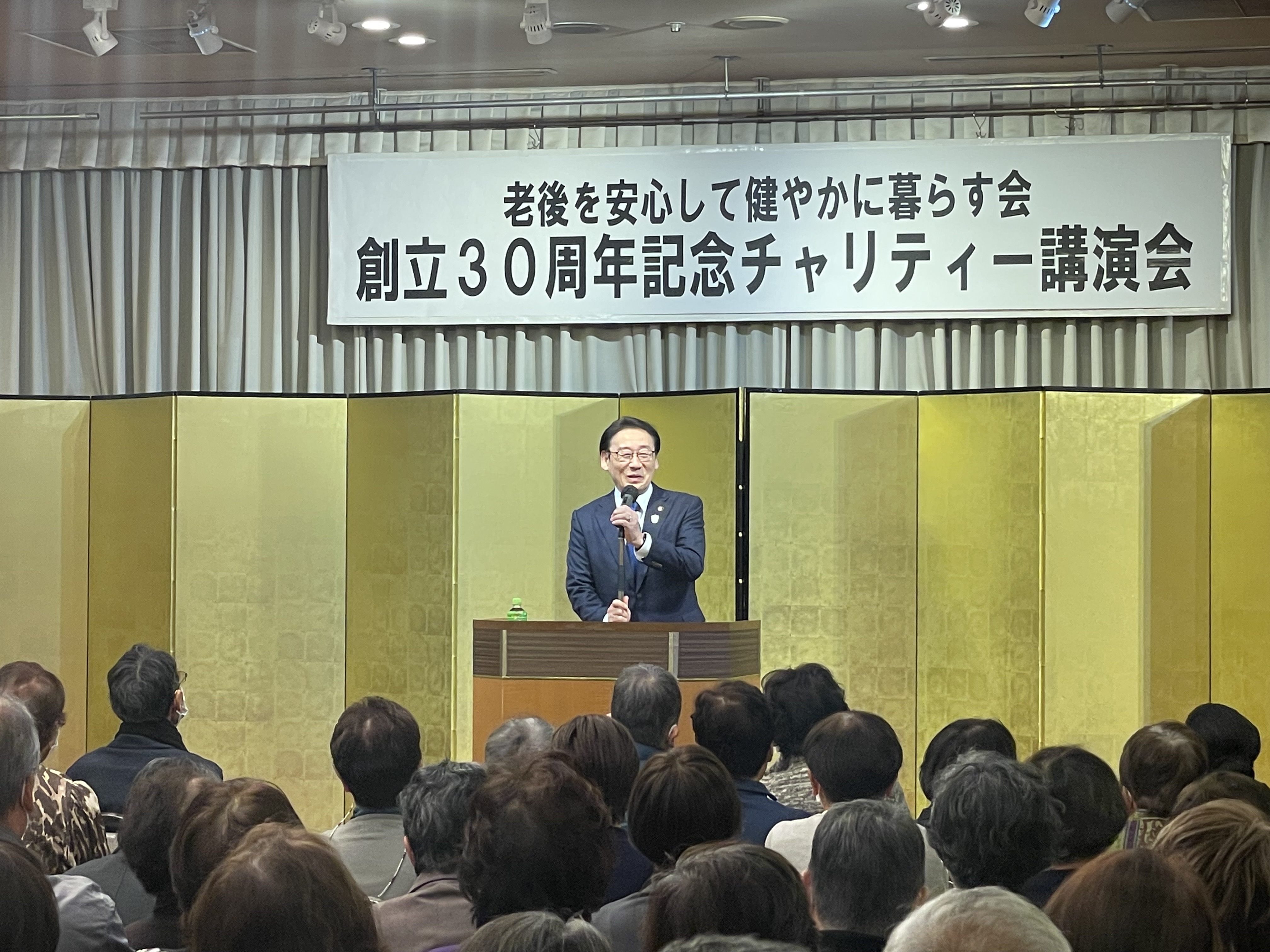 写真：講演を行う市川市長