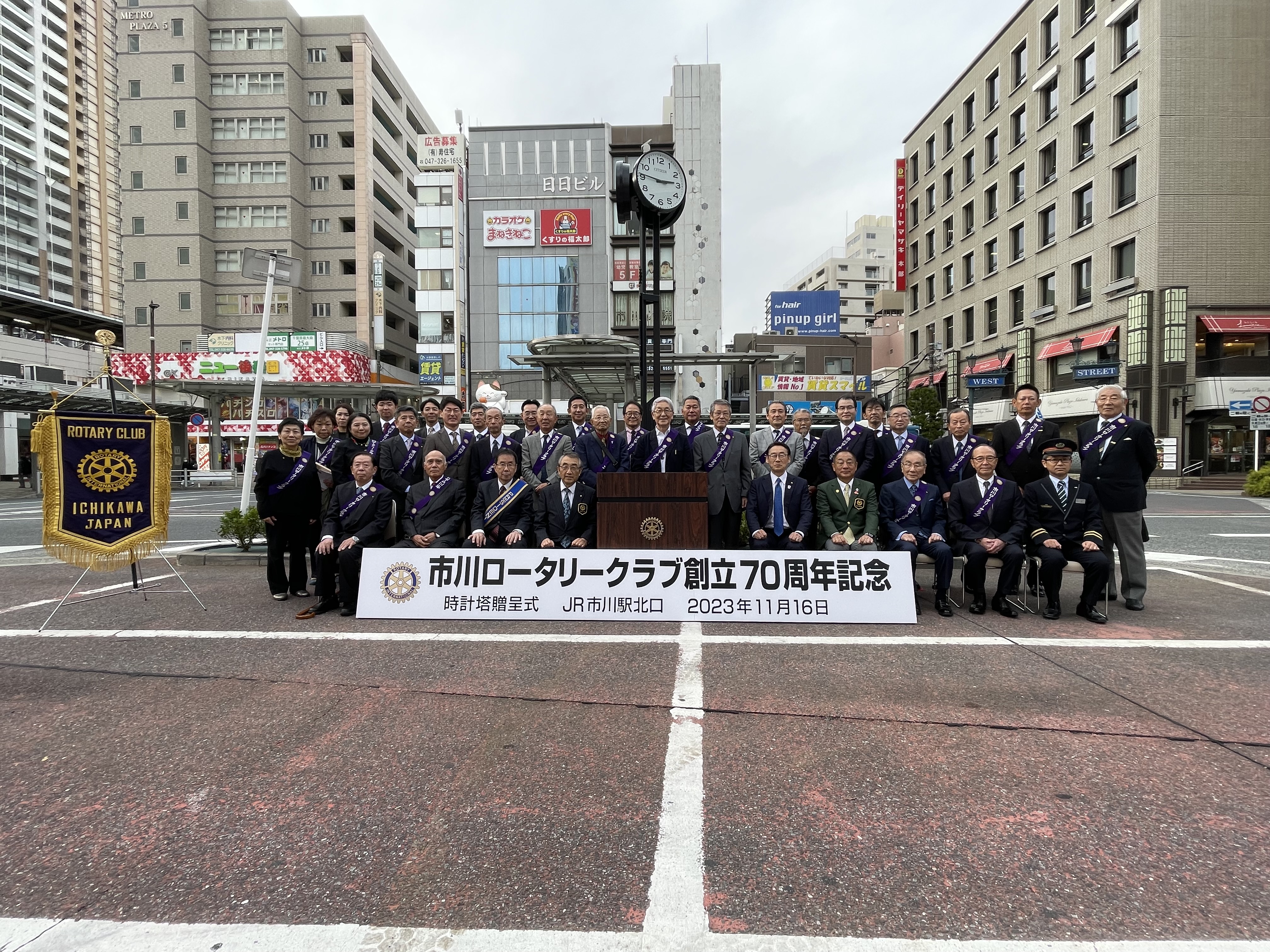 写真：記念写真を撮る市川市長