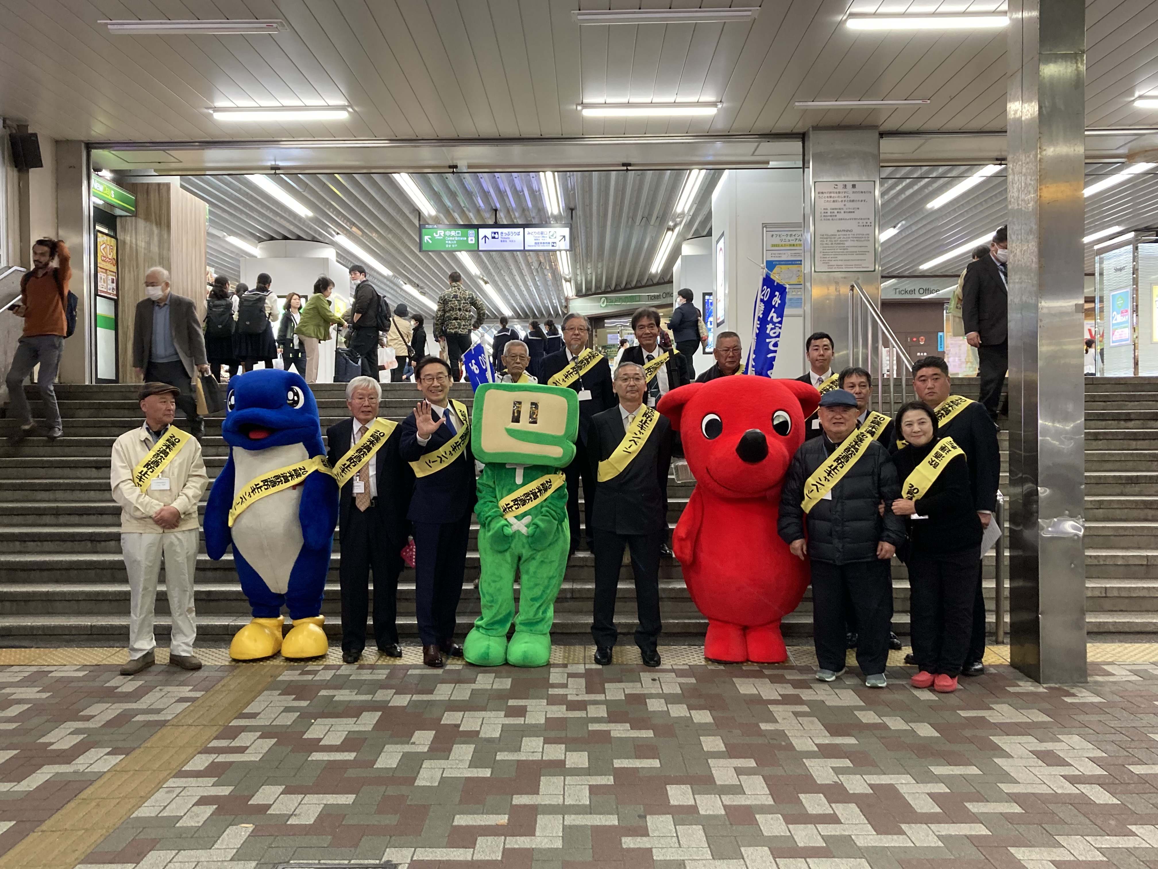 写真: 出発式を行う市川市長