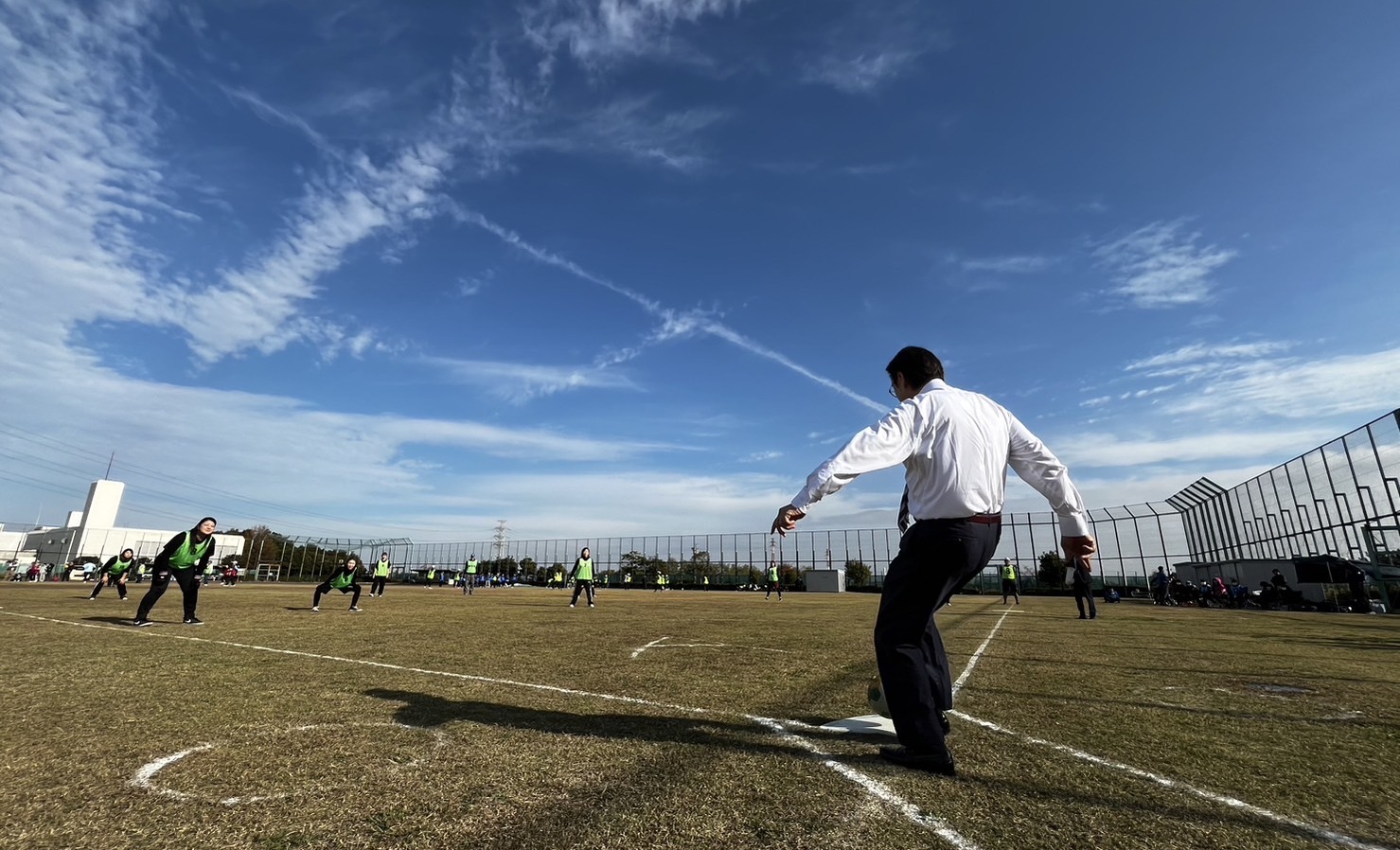 写真:フットベースボールをする市川市長