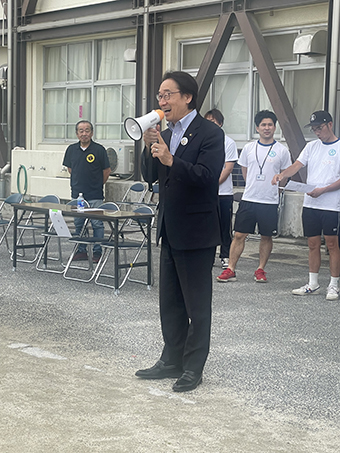 写真:市川市子ども会育成会連絡協議会のモルック講習会で拡声器を持って挨拶をする市長