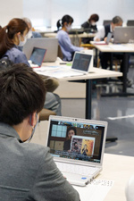 写真：PCを手元に置き、複数人で平和学習交流を行っている青少年たち