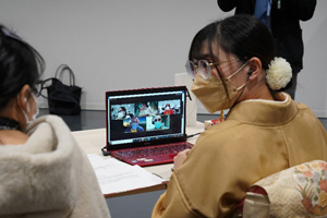 写真：オンラインで平和学習交流を行っている女性2人