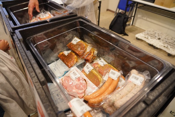 写真：ドイツデイの出展者が販売したソーセージなどのお肉