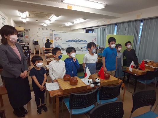 写真：試合が終了し、四川省人民対外友好協会による賞状内容を説明を聞いている市川市の選手7人