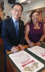 写真：決議書へ署名する両市長