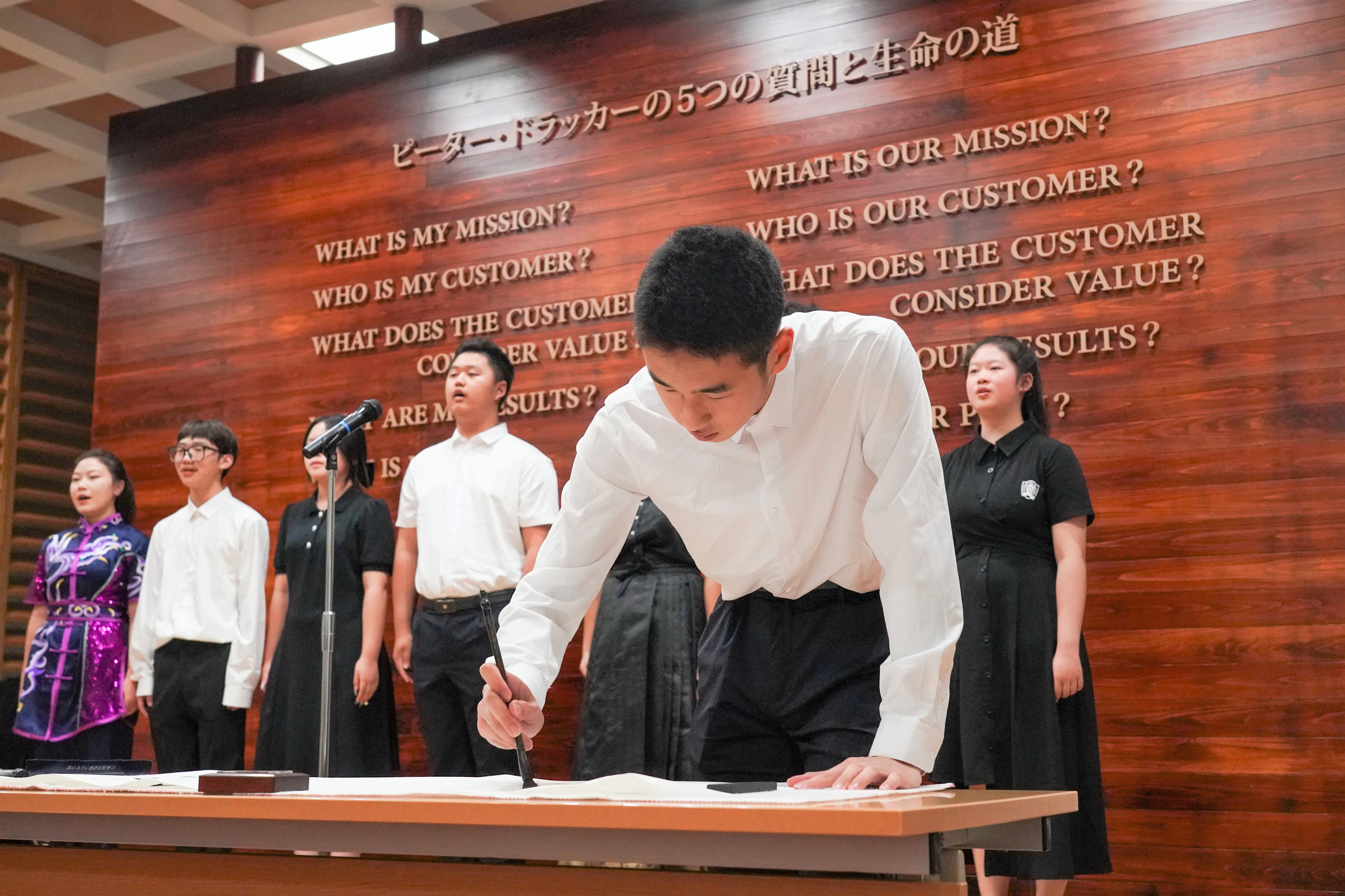 写真：合唱と書道パフォーマンス