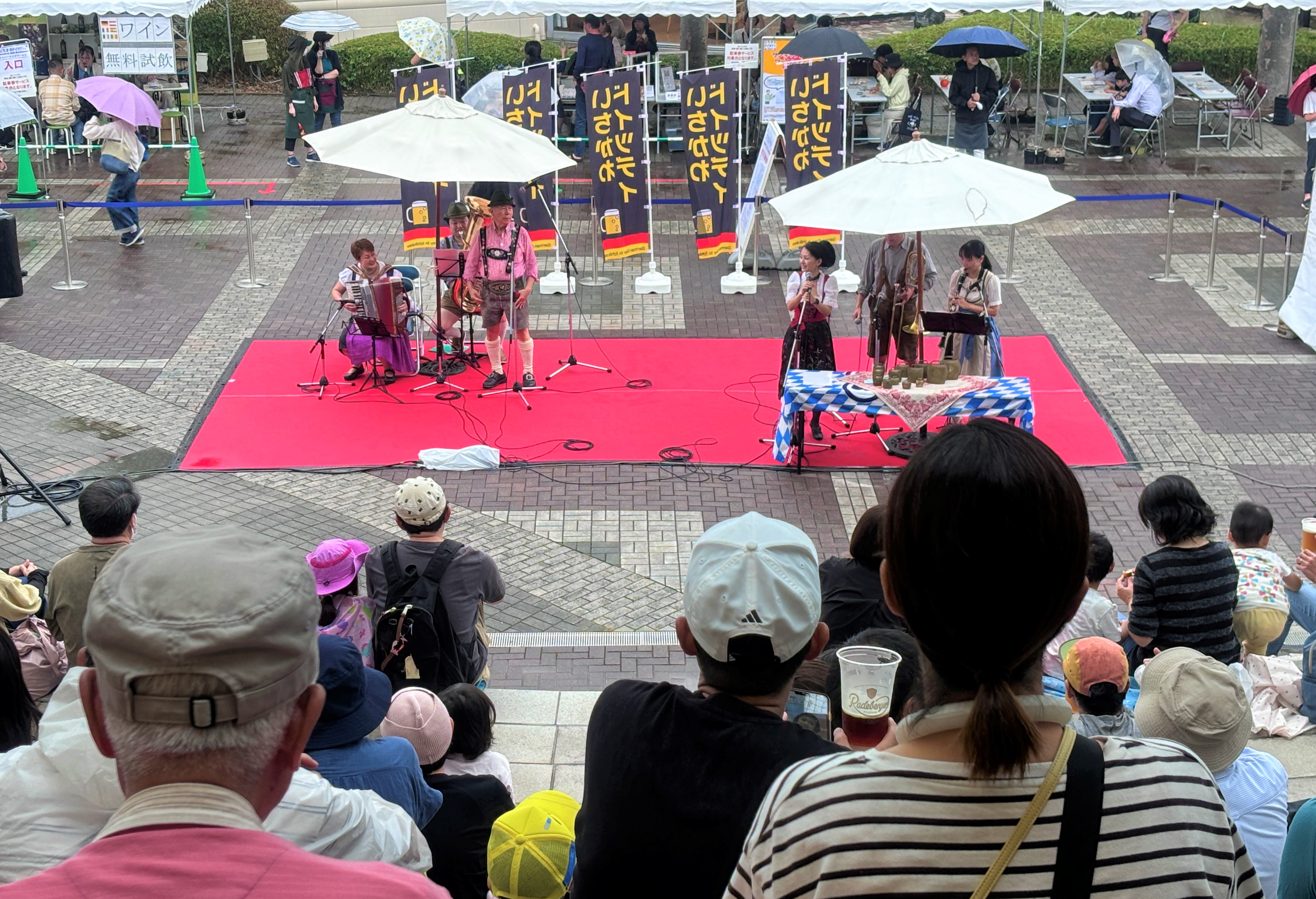 写真：アルプス音楽の演奏を聴く来場者