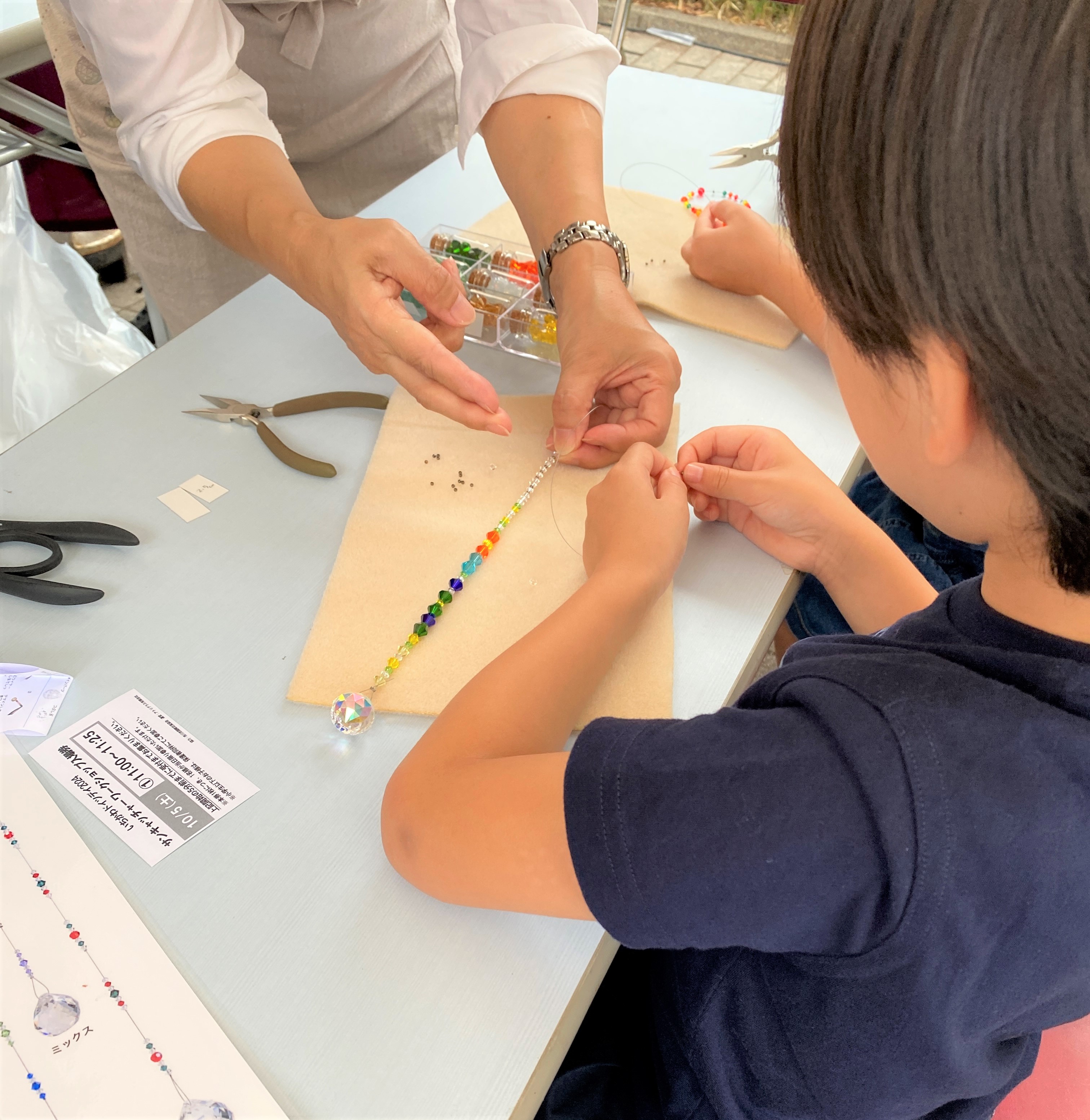 写真：アクセサリーを作る子ども