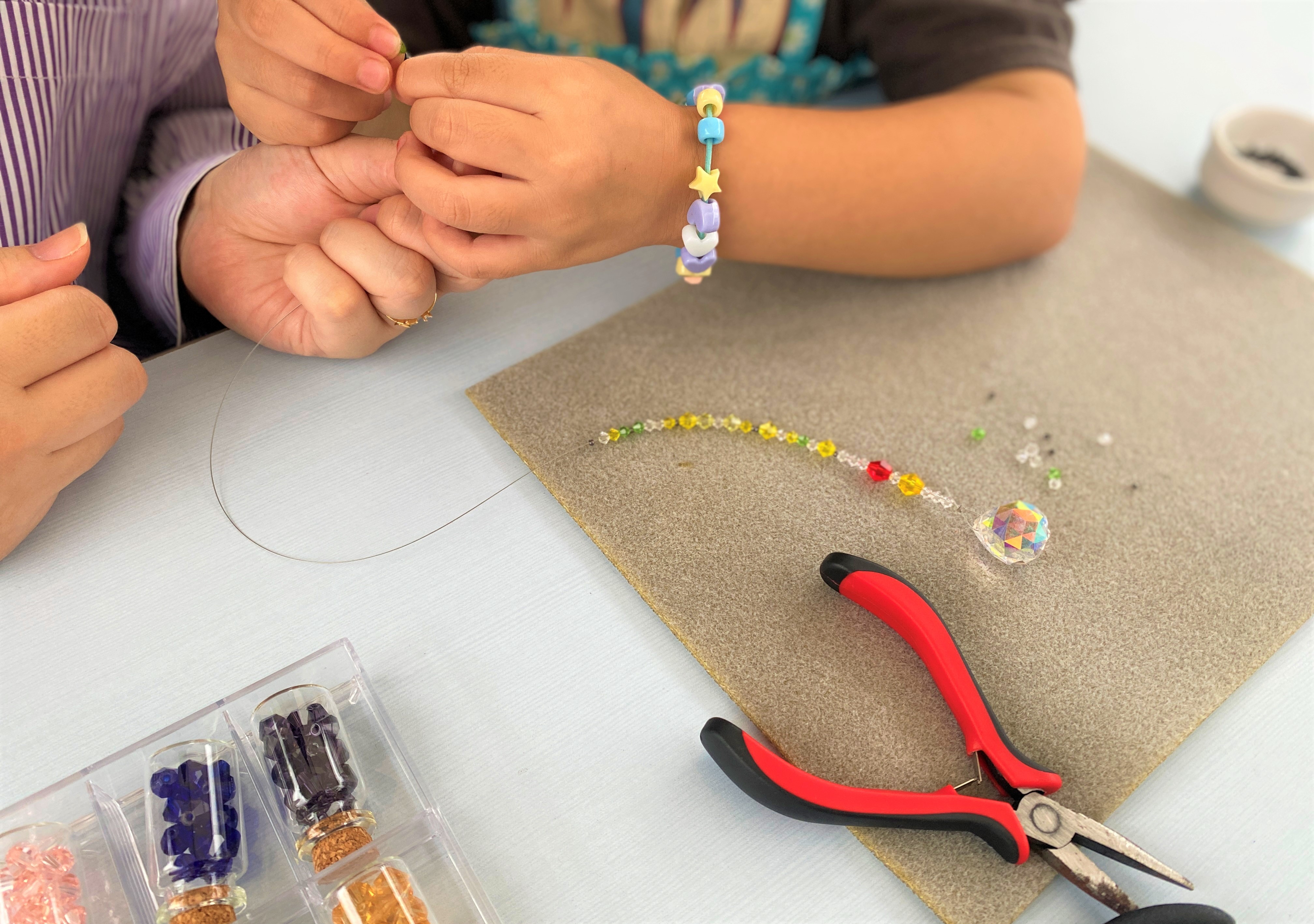 写真：親子でアクセサリーを作る様子