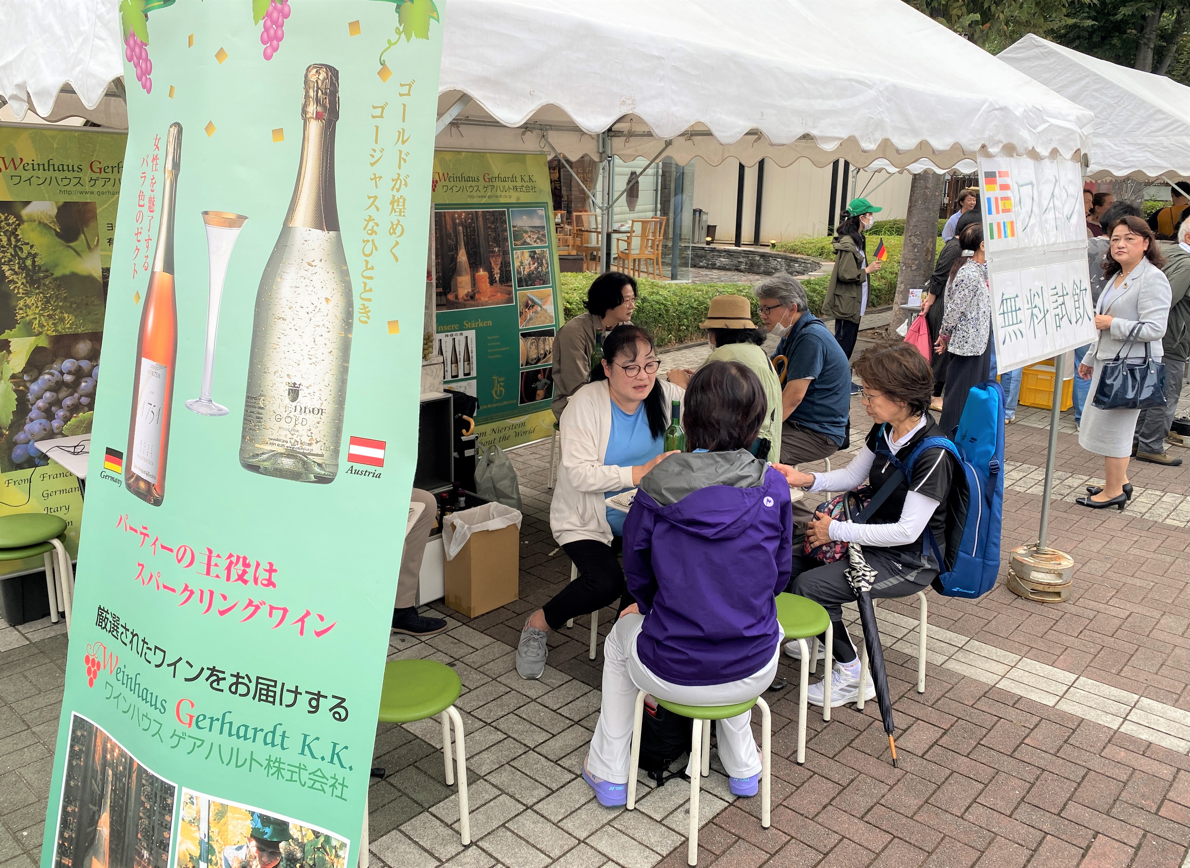 写真：出店者（ワインの試飲と販売）