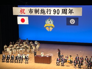 写真：90周年記念式典で挨拶するセルダ市長