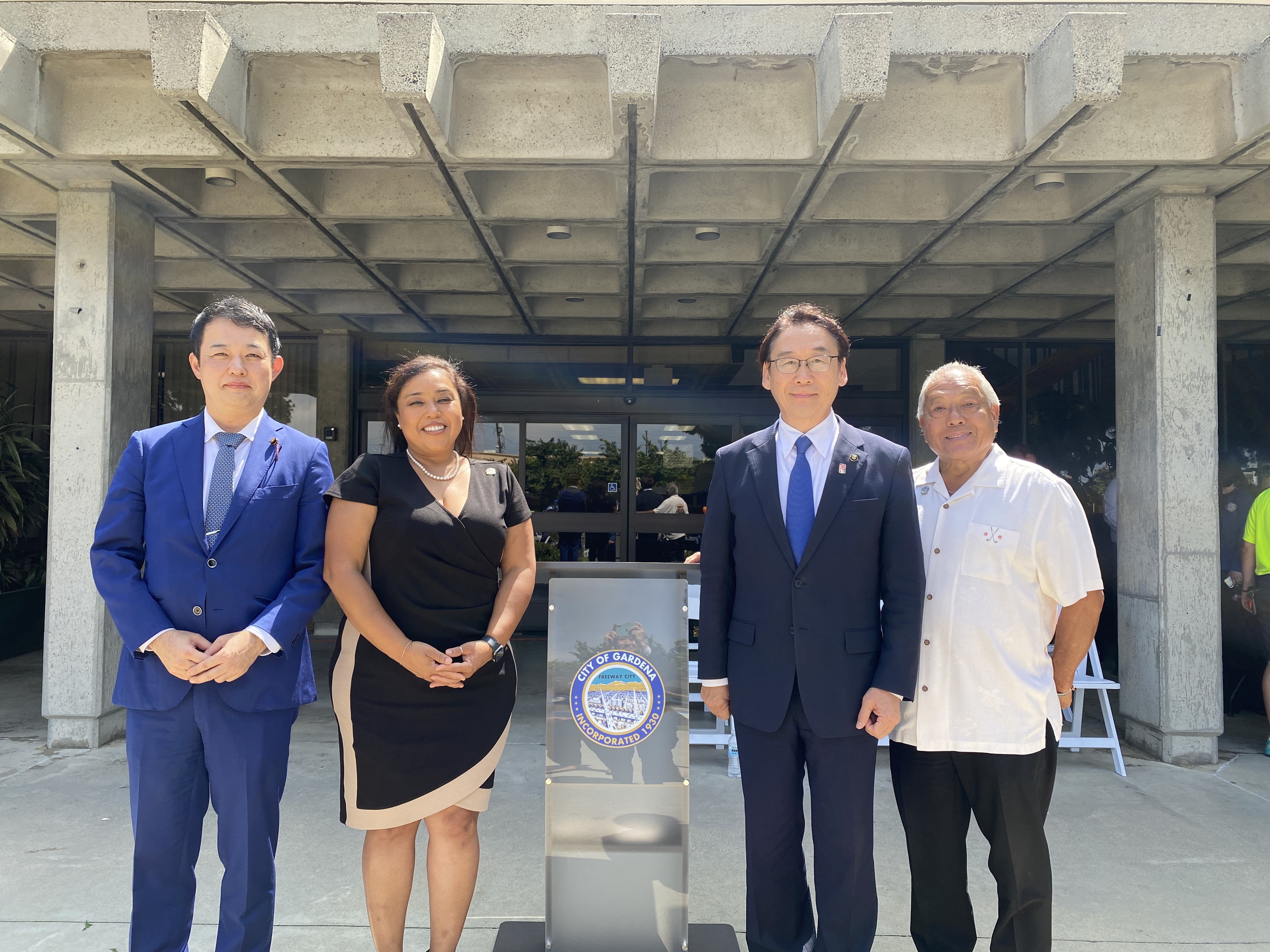 写真:セレモニーでの記念写真