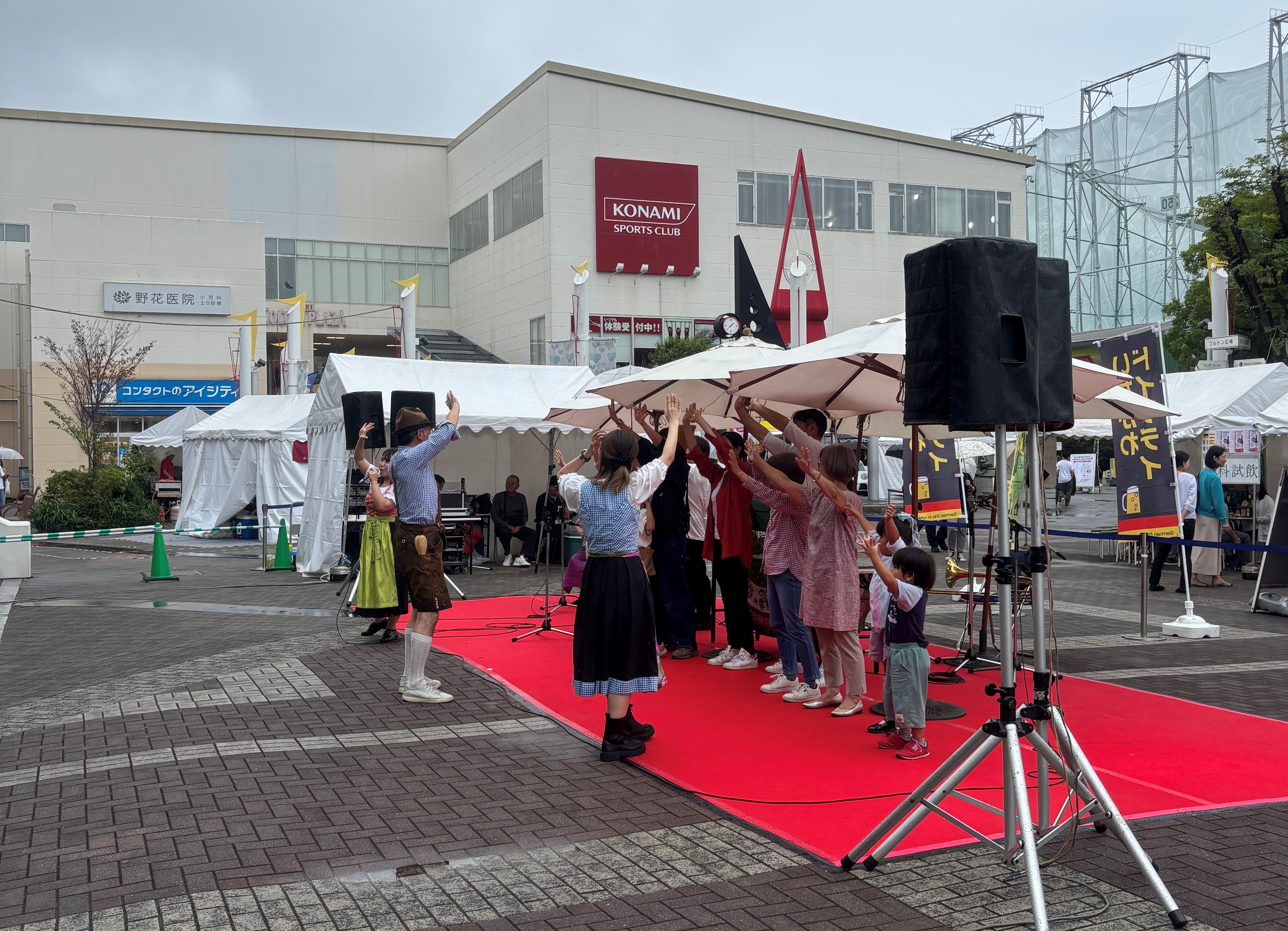 写真：参加型演奏を楽しむ人々