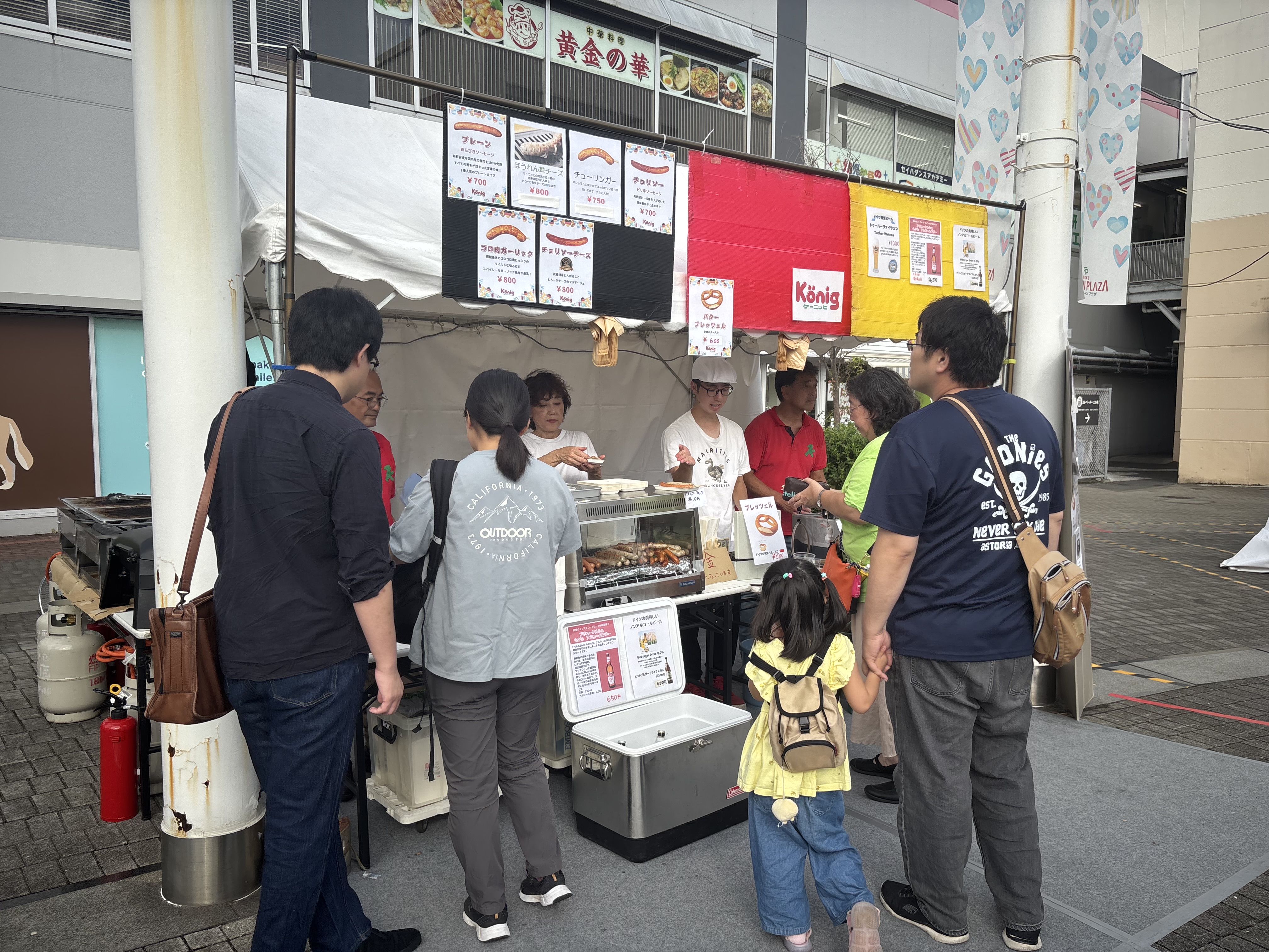 写真：商品を買い求める客