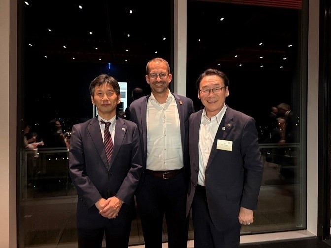 記念写真。左から別所総領事、メルツ市長、田中市長。