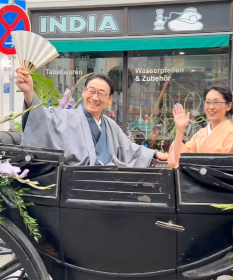 馬車に乗る田中市長
