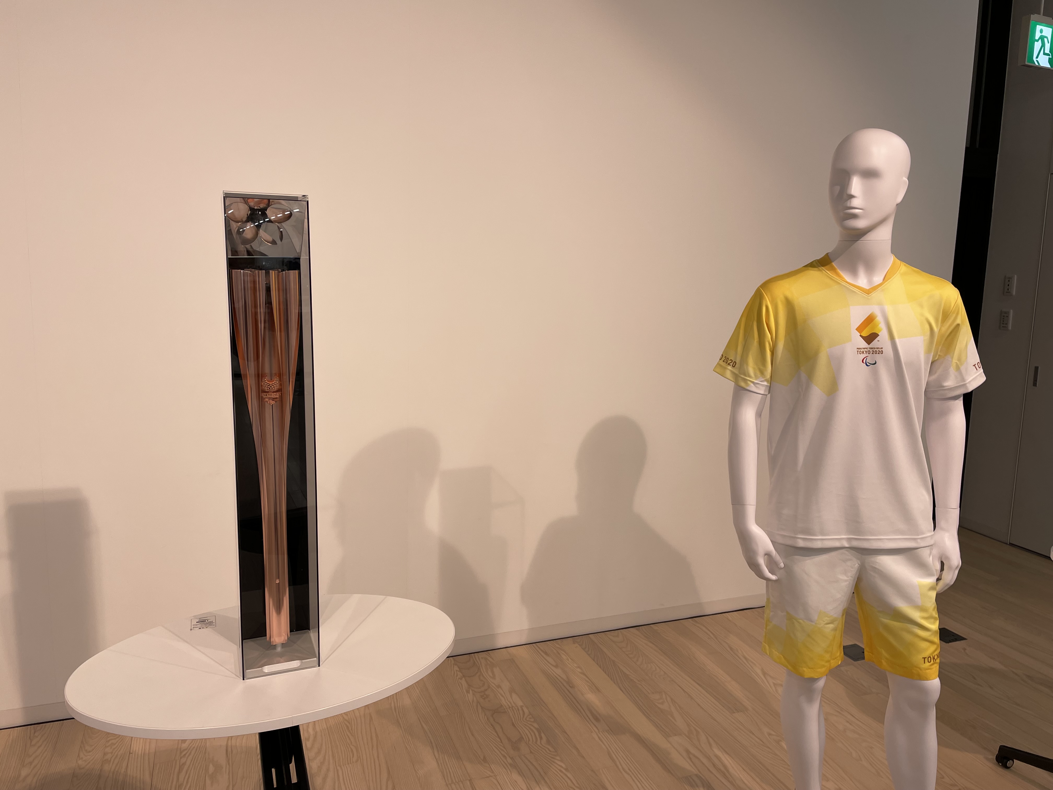 写真:東京2020パラリンピック聖火ランナーユニフォーム及び聖火リレートーチ