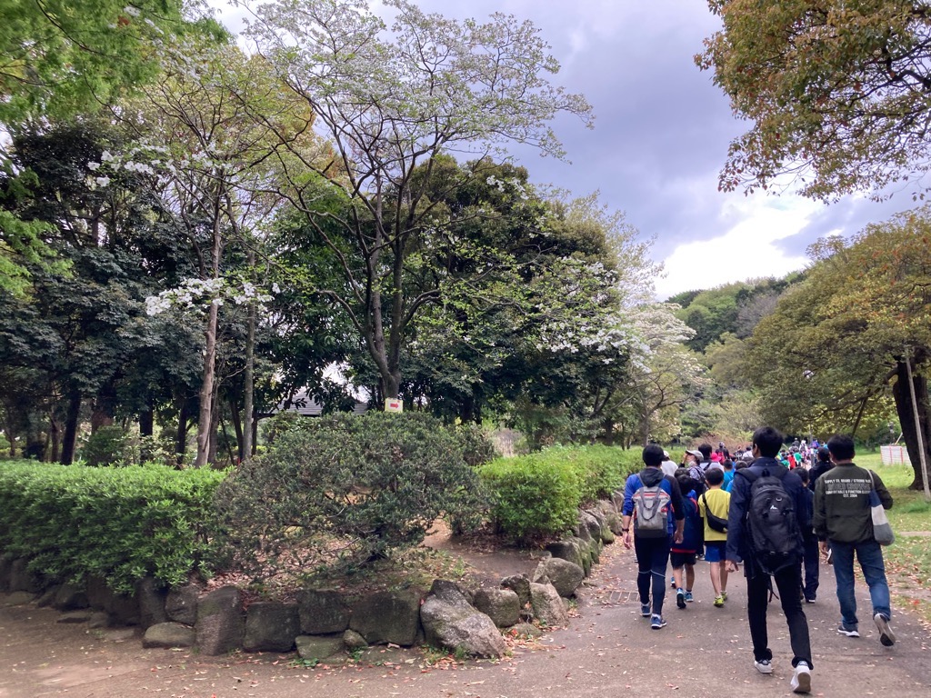 写真:景色を楽しみながら歩く参加者たち
