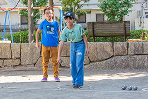 写真：ペタンクをする子どもたち