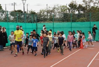 写真：子どもたちが走っている様子