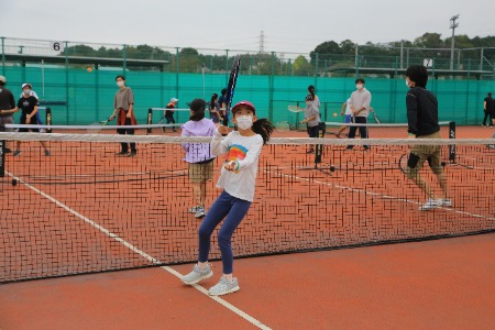 写真：子どもたちがテニスを楽しむ様子