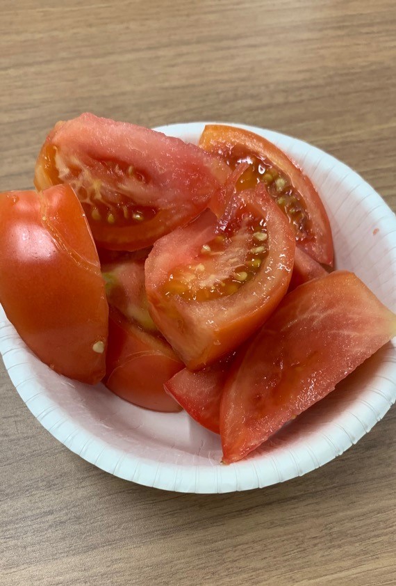 写真:収穫したトマトを切った様子