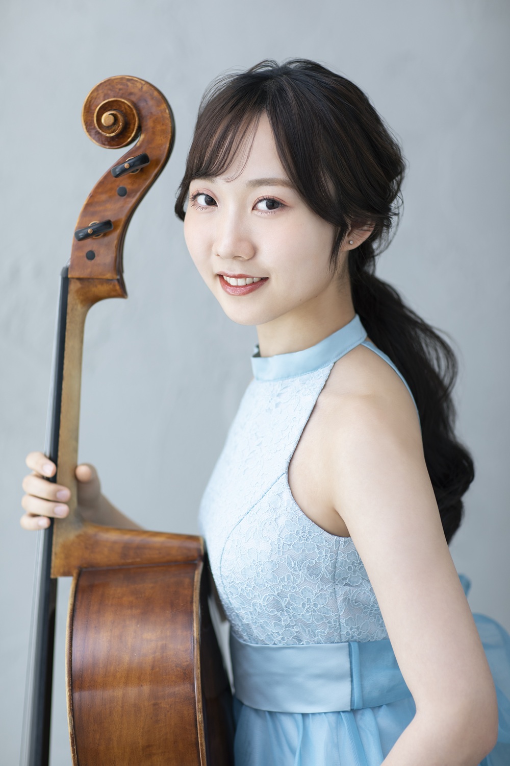 写真：チェロ奏者　滝川桃可さん