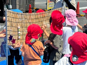 飾り付けの様子(花の子保育園)写真1