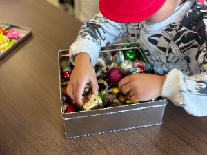 写真:花の子保育園の園児による飾りつけの様子1