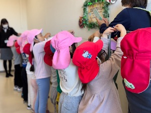 写真:花の子保育園の園児による飾りつけの様子2