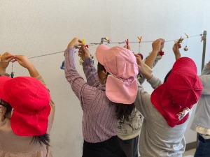 写真:花の子保育園の園児による飾りつけの様子3