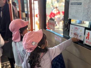 写真:花の子保育園の園児による飾りつけの様子4