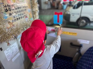 写真:花の子保育園の園児による飾りつけの様子5